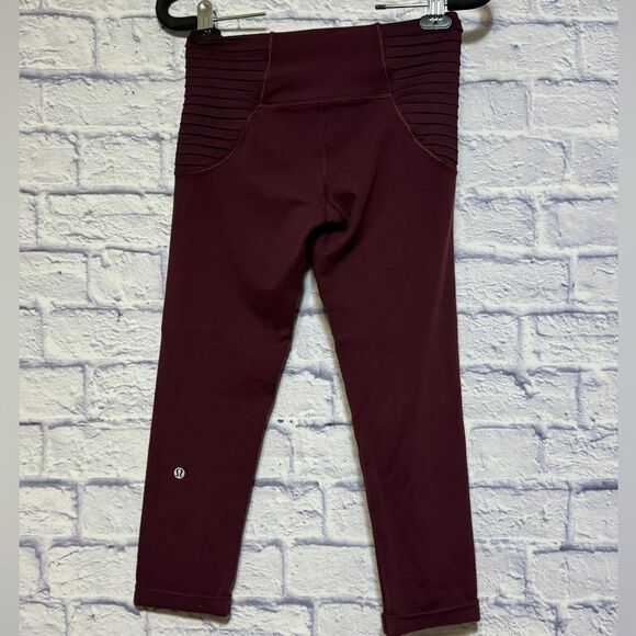 Lululemon Aphrodite Crop
Bordeaux Drama - Picture 10 of 15